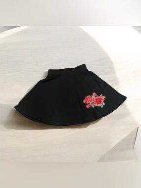 2/$35 LUNA Medium Black Mini Skater Skirt Embroidery Red Floral Green Leaf Goth